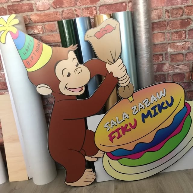 Kolorowe elementy reklamowe wycięte przez Flash Reklama